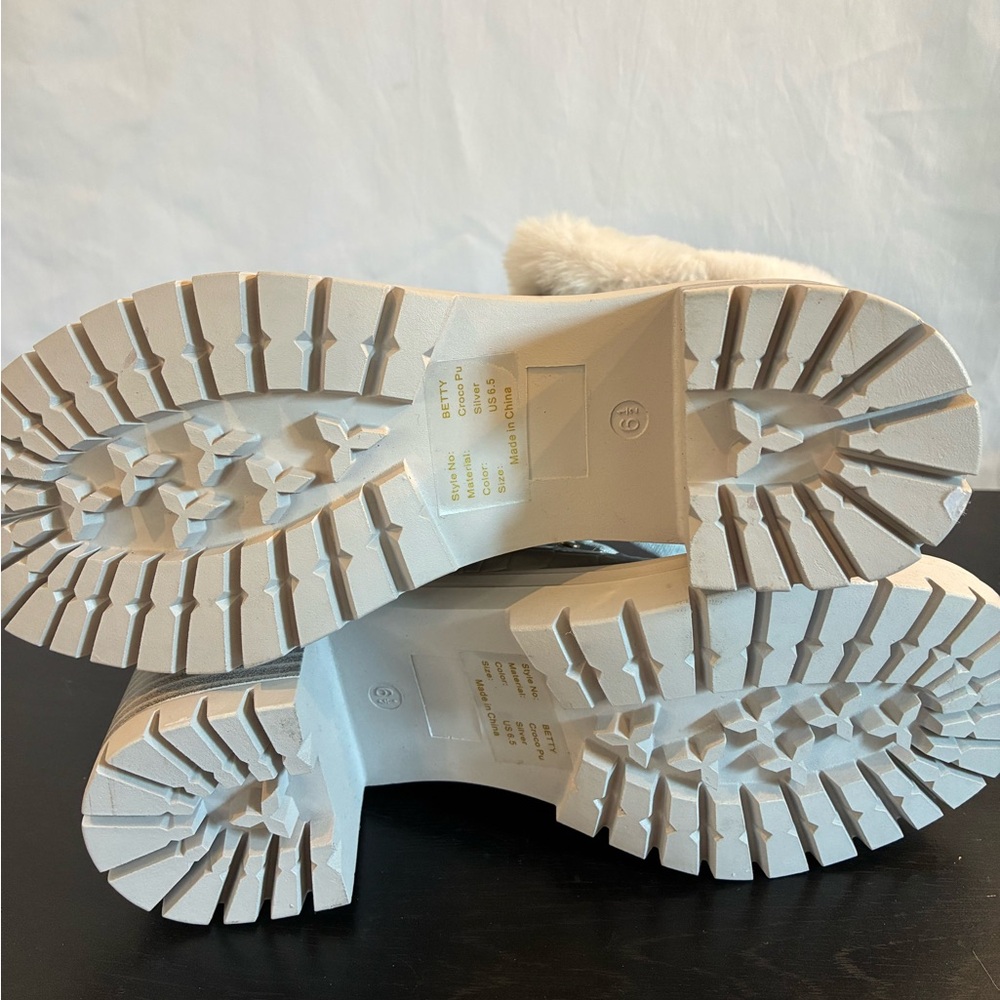 NWOB Lauren Lorraine silver boots block heel lug sole faux fur lace up 6.5 / 7 - Picture 7 of 10